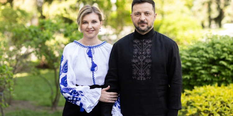 Тепер наша черга творити візерунок самим, – Зеленський привітав українців з Днем вишиванки