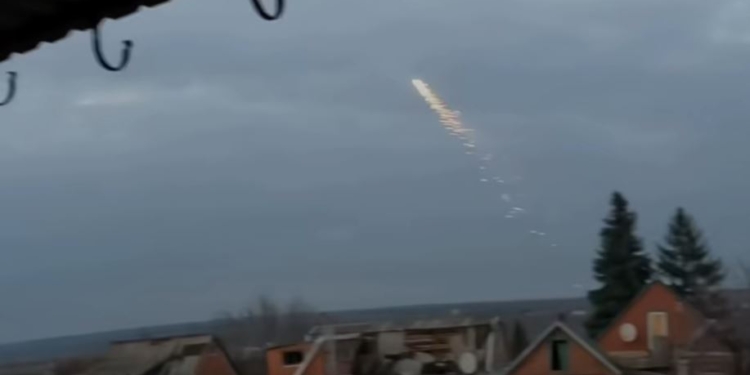 Ворог почав використовувати дрони з термітною сумішшю для випалювання антидронових сіток (ВІДЕО)
