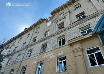 Росіяни вдарили ракетами по Дніпру – пошкоджений гуртожиток, відомо про двох постраждалих (ФОТО)