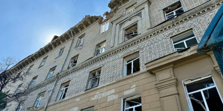 Росіяни вдарили ракетами по Дніпру – пошкоджений гуртожиток, відомо про двох постраждалих (ФОТО)