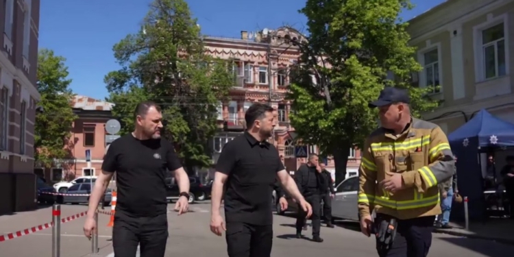 У Києві вже 69 постраждалих внаслідок російської атаки – Зеленський та Клименко прибули на місце ракетного удару (ВІДЕО)