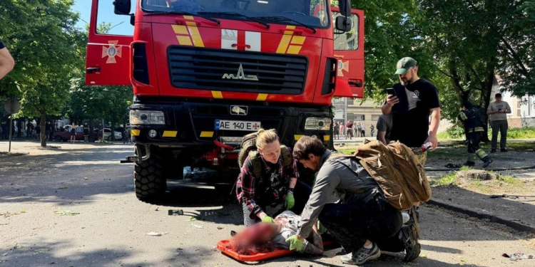 У Павлограді внаслідок удару ворожого БпЛА постраждали пʼятеро людей, серед них – дитина (ФОТО)