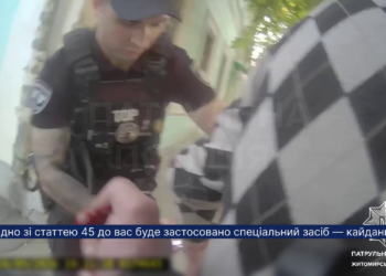 У Житомирі неадекват з ножем бігав по вулиці й різав людей. Його знешкодили (ВІДЕО)