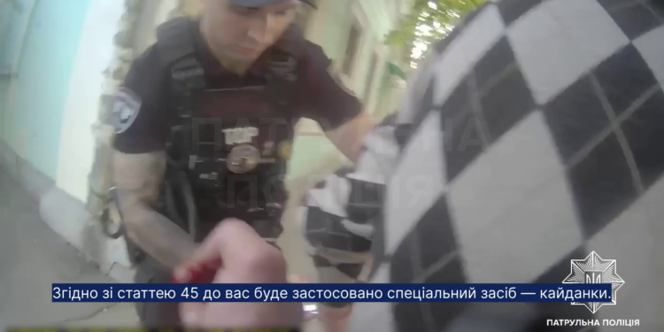 У Житомирі неадекват з ножем бігав по вулиці й різав людей. Його знешкодили (ВІДЕО)