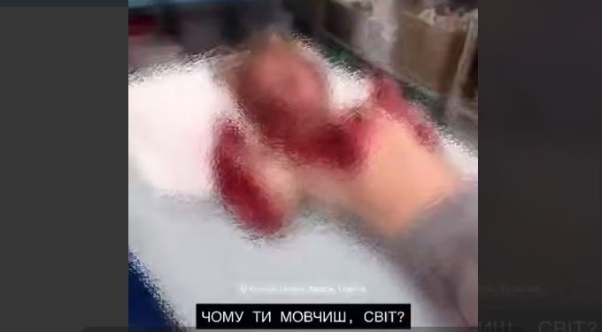 Ворог вдарив по дитячому майданчику в Херсоні – загинув батько родини, діти 3 і 6 років і мама поранені (ВІДЕО)