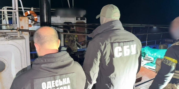 На Одещині викрито морський канал контрабанди з Абхазії –  серед сигарет виявили зброю та вибухівку (ФОТО)