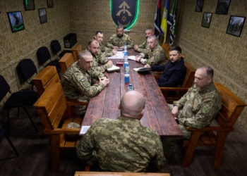 “Рускіє вже хитаються”, – Зеленський відвідав воїнів на Олександрівському напрямі (ФОТО, ВІДЕО)