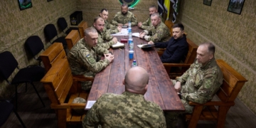 “Рускіє вже хитаються”, – Зеленський відвідав воїнів на Олександрівському напрямі (ФОТО, ВІДЕО)
