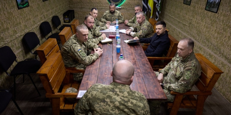 “Рускіє вже хитаються”, – Зеленський відвідав воїнів на Олександрівському напрямі (ФОТО, ВІДЕО)
