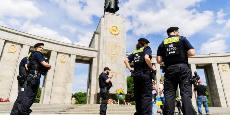 У Берліні поліція знову введе заборону на прапори колишнього СРСР, Білорусі та російської республіки Чечня, літери «V» або «Z» та георгіївські стрічки