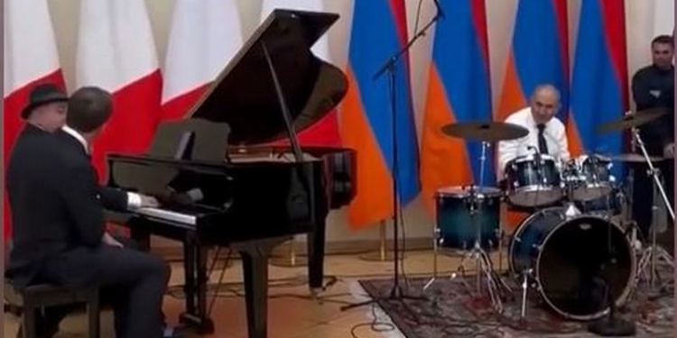Макрон у Єревані заспівав пісню Шарля Азнавура, Пашинян був на барабанах (ВІДЕО)