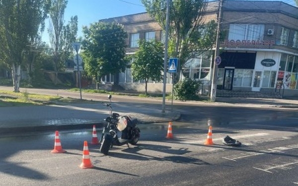 У Миколаєві електроскутеріст на переході збив літню жінку – поліція шукає свідків