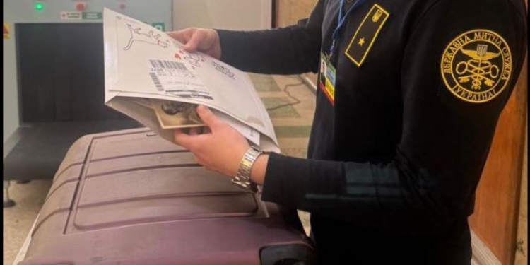 З України до Німеччини 9 травня намагалися вивезти листівки з Гітлером (ФОТО)