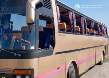 На Дніпропетровщині росіяни вдарили по АЗС, де був і автобус з дітьми, – шестеро поранених, зокрема 10-річний хлопчик (ФОТО)
