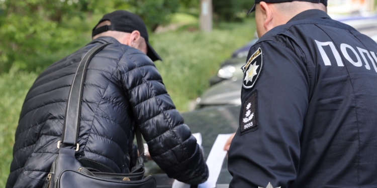У Миколаєві поліцейського, який на службовому автомобілі порушив ПДР, притягнули до адмінвідповідальності (ФОТО)