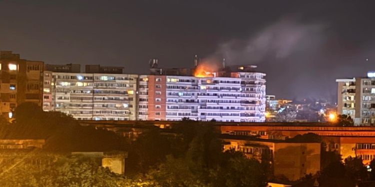 У Румунії дрон врізався у 10-поверхівку у місті Галац, виникла пожежа (ФОТО, ВІДЕО)