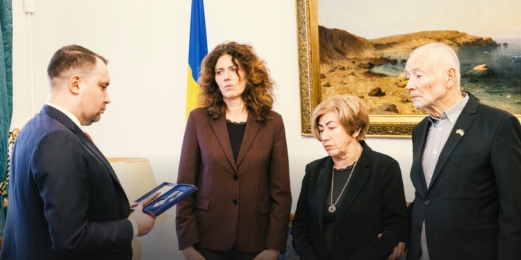 Кирило Буданов вручив батькам убитого в Маріуполі литовського режисера Мантаса Кведаравічюса орден князя Ярослава Мудрого V ступеня (ФОТО)