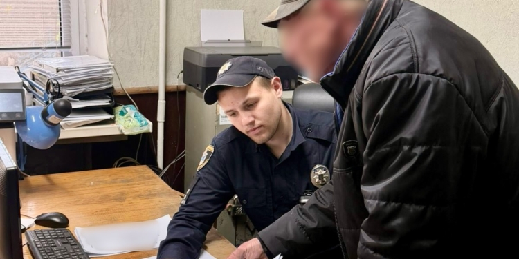 Дивна історія. На Миколаївщині затримали 53-річного чоловіка, який кинув гранату на подвір’я в сусідньому селі і втік (ФОТО)