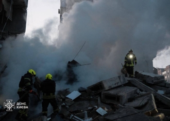 У Києві внаслідок російської атаки обвалилися конструкції будинку, під завалами люди (ФОТО, ВІДЕО)