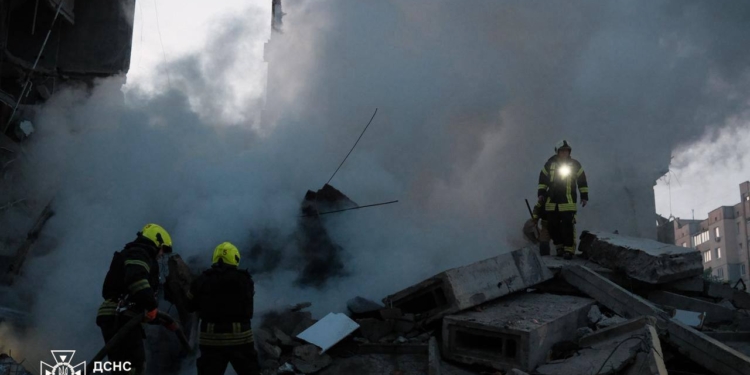 У Києві внаслідок російської атаки обвалилися конструкції будинку, під завалами люди (ФОТО, ВІДЕО)