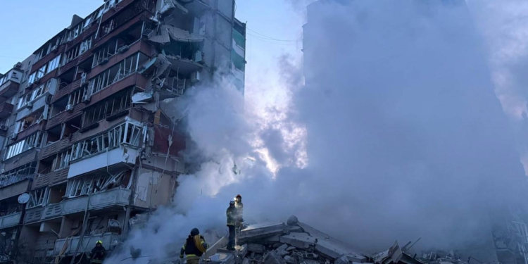 У Києві внаслідок російської атаки обвалилися конструкції будинку, під завалами люди (ФОТО, ВІДЕО)