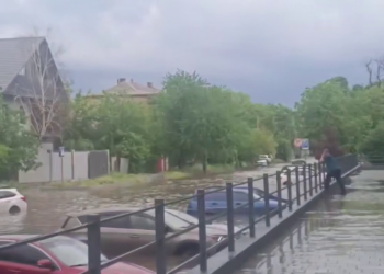 У Миколаєві пройшла весняна злива: автомобілі по вікна у воді (ФОТО, ВІДЕО)