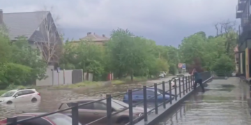 У Миколаєві пройшла весняна злива: автомобілі по вікна у воді (ФОТО, ВІДЕО)