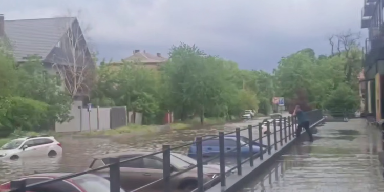 У Миколаєві пройшла весняна злива: автомобілі по вікна у воді (ФОТО, ВІДЕО)