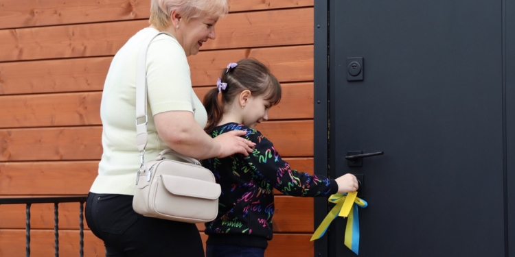 У Новобузькій громаді Миколаївщини вручили ключі від модульних будинків для ВПО та відкрили ФАП (ФОТО)