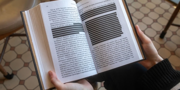 Цензура в РФ вийшла на новий рівень – в магазинах продаються  книжки із зафарбованими сторінками
