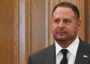 Єрмак показав браслет на нозі та розповів про батька (ВІДЕО)