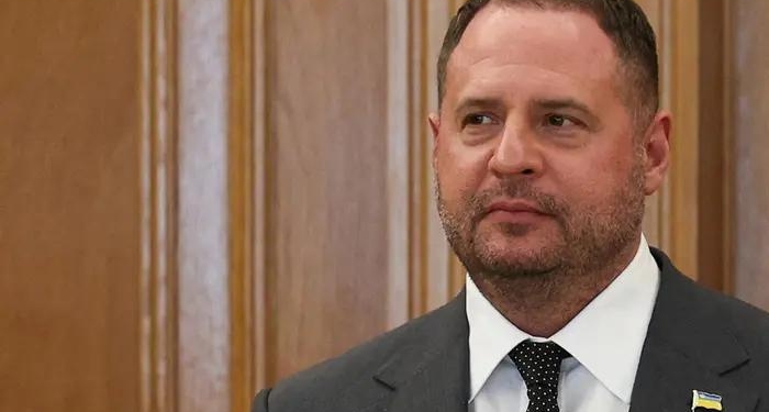 Єрмак показав браслет на нозі та розповів про батька (ВІДЕО)