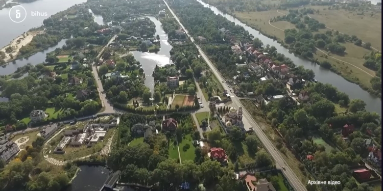 “Слуга” від Миколаївщини Негулевський перед підозрою переїхав у 800-метровий маєток в Козині (ФОТО, ВІДЕО)