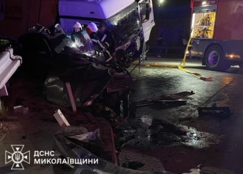 На Миколаївщині зіткнулися BMW та вантажний Mercedes Atego. Водій легковика загинув