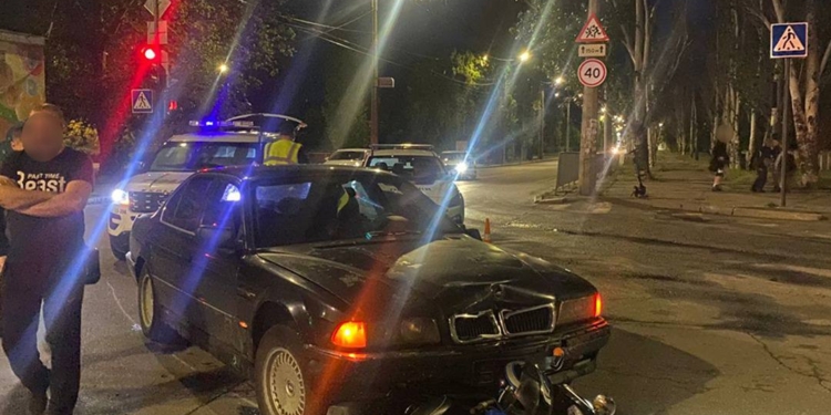 У Миколаєві в ДТП з легковою автівкою постраждав водій мопеду