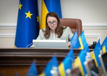 Уряд скасував обмеження на виїзд за кордон для окремої категорії жінок-посадовиць