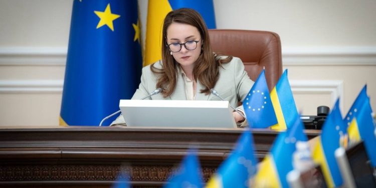 Уряд скасував обмеження на виїзд за кордон для окремої категорії жінок-посадовиць