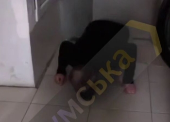 Ймовірний ТЦКашник, який носив у зубах тапки в СІЗО, таким же чином знущався з мобілізованих (ВІДЕО)