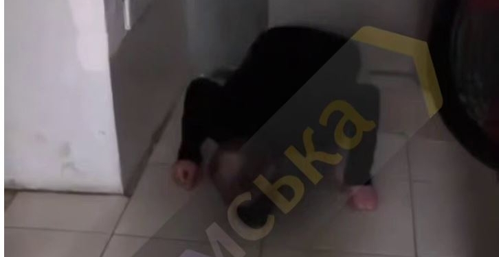 Ймовірний ТЦКашник, який носив у зубах тапки в СІЗО, таким же чином знущався з мобілізованих (ВІДЕО)