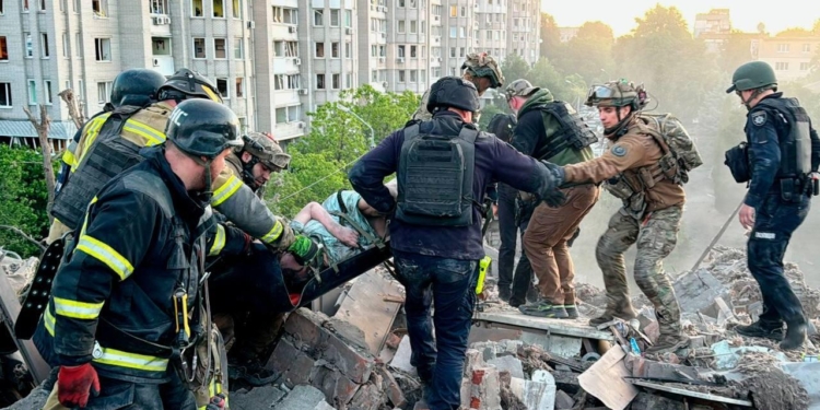 У Дніпрі вже 8 загиблих – з-під завалів дістали тіло маленького хлопчика