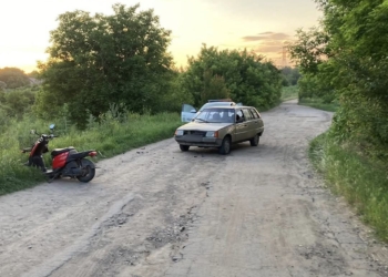 На Миколаївщині поліцейські встановлюють обставини ДТП, у якій травмувалась водійка мопеду (ФОТО)