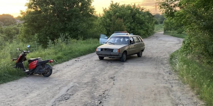 На Миколаївщині поліцейські встановлюють обставини ДТП, у якій травмувалась водійка мопеду (ФОТО)