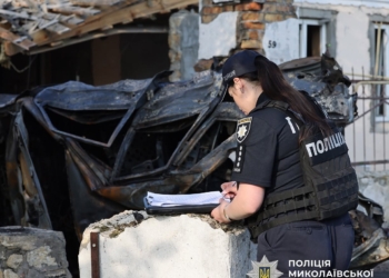 У Миколаєві поліцейські документують чергові воєнні злочини рф – постраждали четверо осіб, пошкоджені житлові будинки та транспортні засоби (ФОТО, ВІДЕО)
