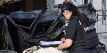 У Миколаєві поліцейські документують чергові воєнні злочини рф – постраждали четверо осіб, пошкоджені житлові будинки та транспортні засоби (ФОТО, ВІДЕО)