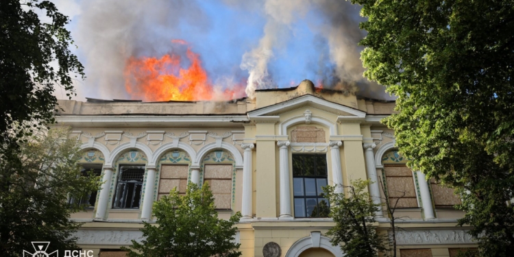 Росіяни завдали цинічного удару по Художньому музею в Харкові – четверо людей постраждали, картини рятували всі (ФОТО, ВІДЕО)