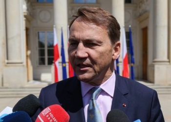 Сікорський у Люксембурзі обговорить підтримку України та представить «Білу книгу» про російські диверсії