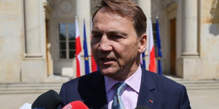 Сікорський у Люксембурзі обговорить підтримку України та представить «Білу книгу» про російські диверсії