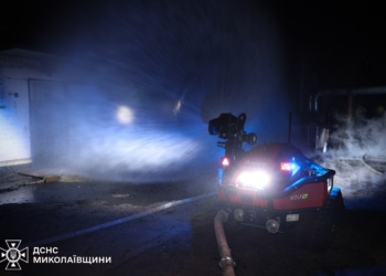 Рятувальники показали, як ліквідовували пожежу на об’єкті критичної інфраструктури внаслідок нічного російського обстрілу Миколаєва (ФОТО, ВІДЕО)