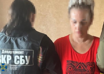 Військова контррозвідка СБУ затримала коригувальницю ФСБ, яка спрямовувала атаки ворога по Київщині