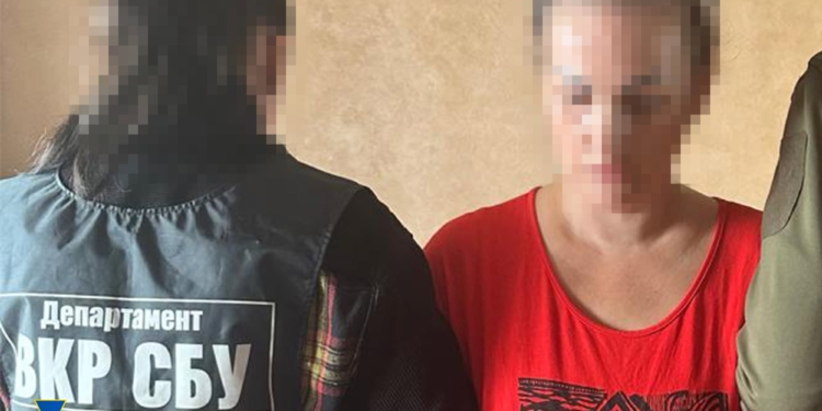 Військова контррозвідка СБУ затримала коригувальницю ФСБ, яка спрямовувала атаки ворога по Київщині